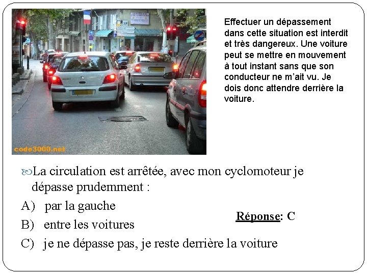 Effectuer un dépassement dans cette situation est interdit et très dangereux. Une voiture peut