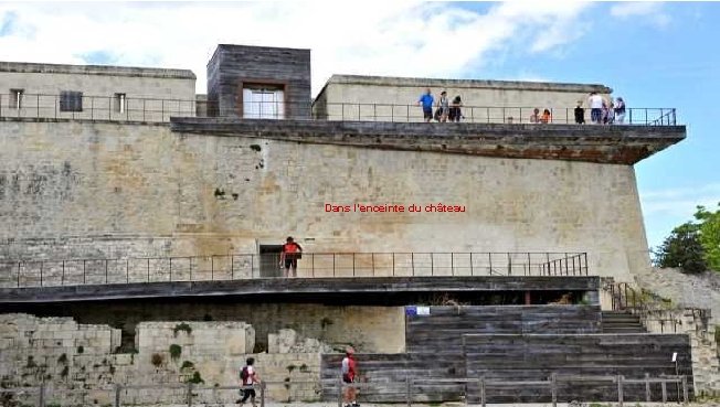 Dans l’enceinte du château 