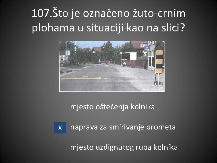 107. Što je označeno žuto-crnim plohama u situaciji kao na slici? mjesto oštećenja kolnika