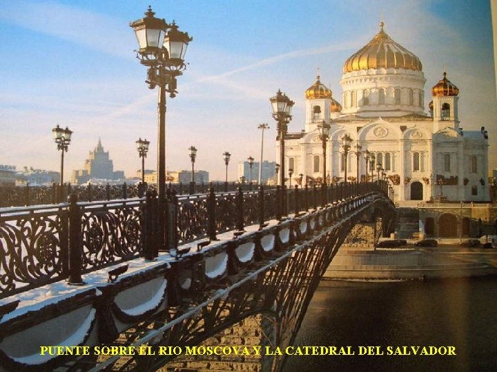 PUENTE SOBRE EL RIO MOSCOVA Y LA CATEDRAL DEL SALVADOR 
