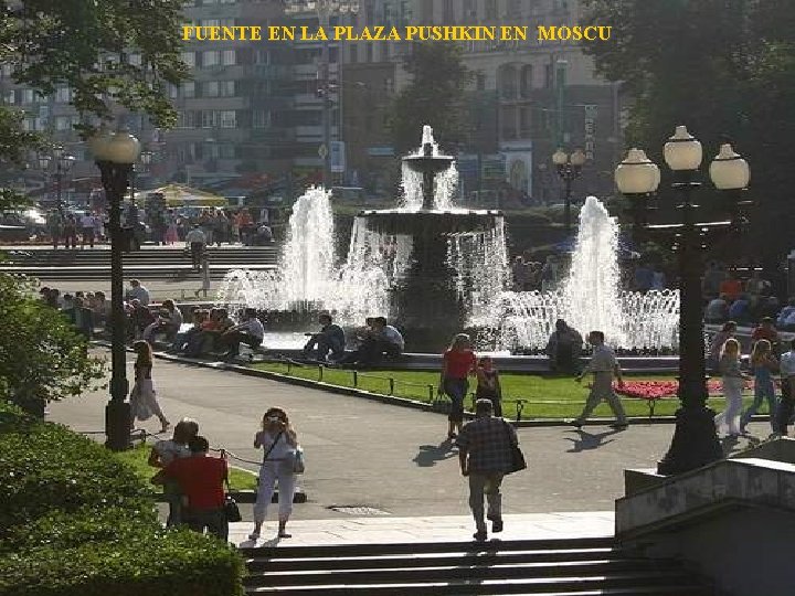 FUENTE EN LA PLAZA PUSHKIN EN MOSCU 