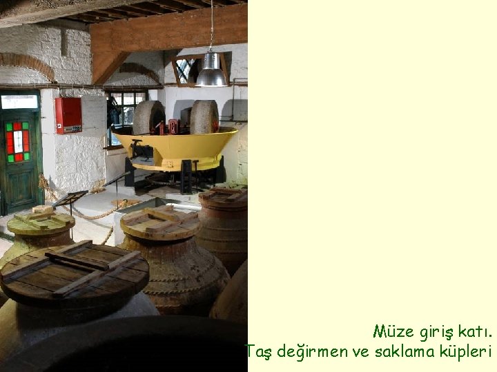 Müze giriş katı. Taş değirmen ve saklama küpleri 