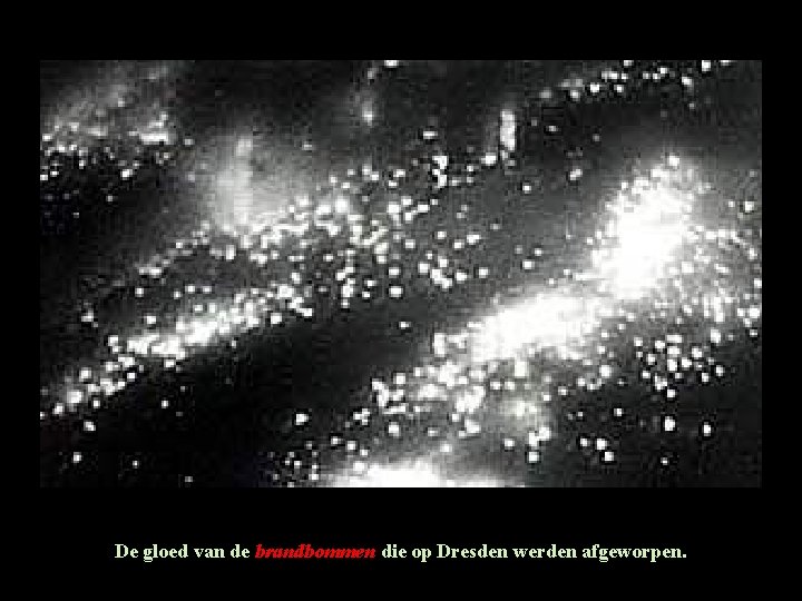 De gloed van de brandbommen die op Dresden werden afgeworpen. De gloed van de brandbommen die op Dresden werden afgeworpen.