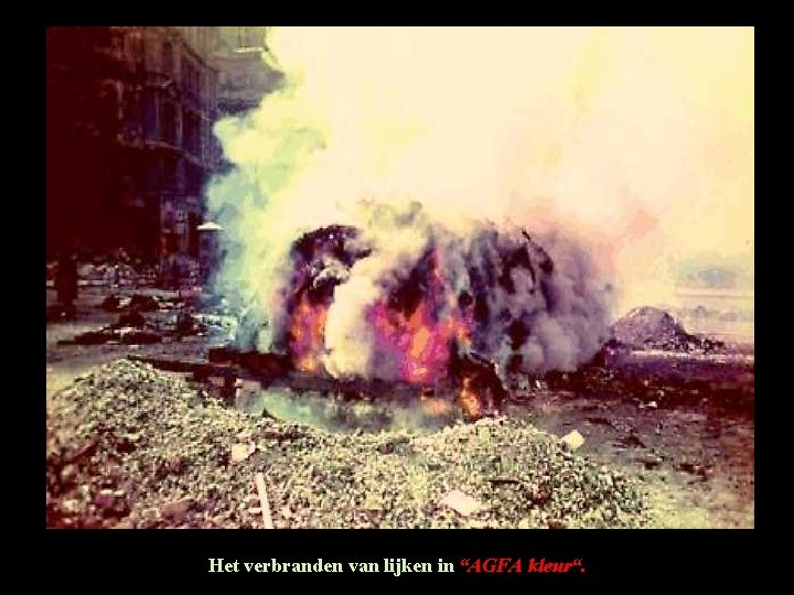 Het verbranden van lijken in “AGFA kleur“. Het verbranden van lijken in “AGFA kleur“.