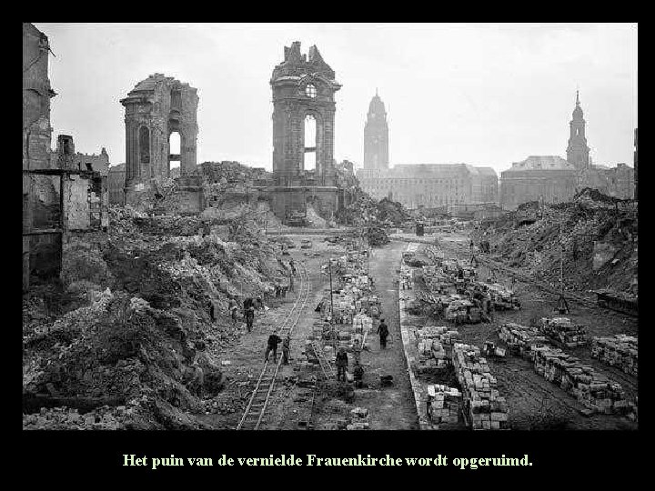 Het puin van de vernielde Frauenkirche wordt opgeruimd. Het puin van de vernielde Frauenkirche wordt opgeruimd.