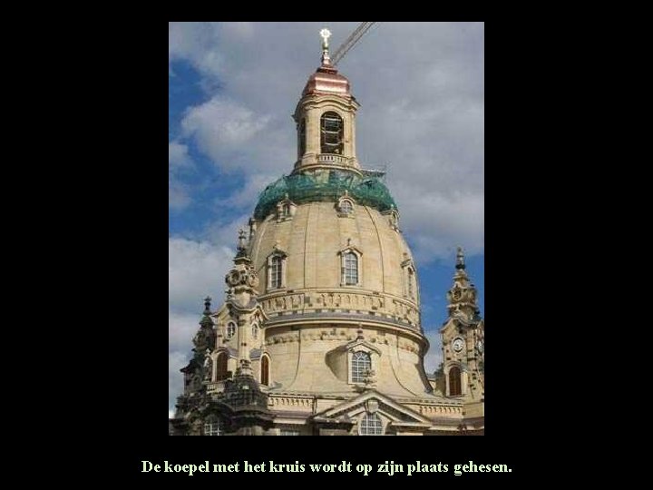 De koepel met het kruis wordt op zijn plaats gehesen. De koepel met het kruis wordt op zijn plaats gehesen.