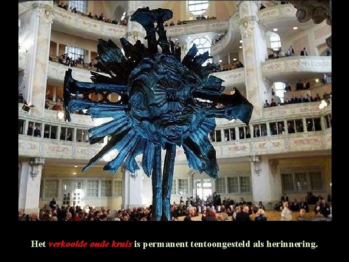 Het verkoolde oude kruis is permanent tentoongesteld als herinnering. Het verkoolde oude kruis is permanent tentoongesteld als herinnering.