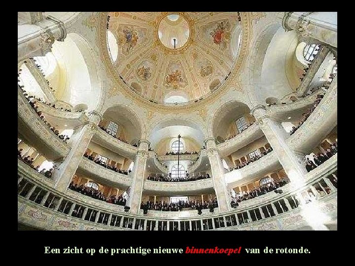 Een zicht op de prachtige nieuwe binnenkoepel van de rotonde. Een zicht op de prachtige nieuwe binnenkoepel van de rotonde.