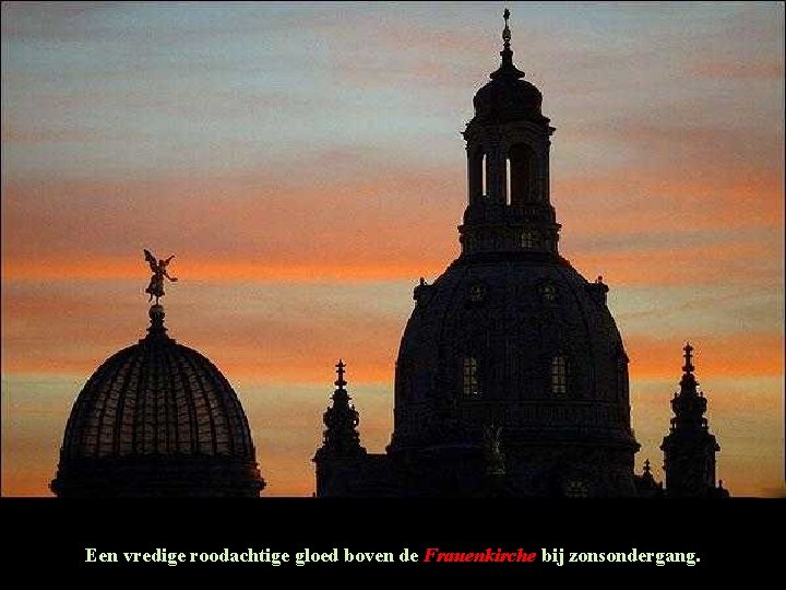Een vredige roodachtige gloed boven de Frauenkirche bij zonsondergang. Een vredige roodachtige gloed boven de Frauenkirche bij zonsondergang.