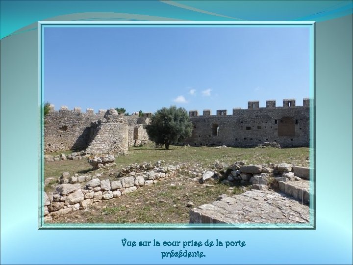 Vue sur la cour prise de la porte précédente. 