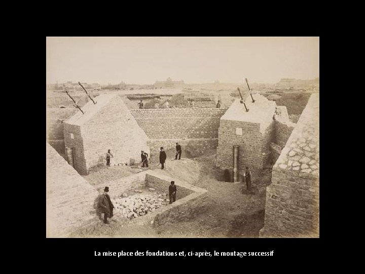 La mise place des fondations et, ci-après, le montage successif 
