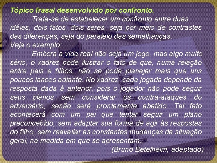 Tópico frasal desenvolvido por confronto. Trata-se de estabelecer um confronto entre duas idéias, dois