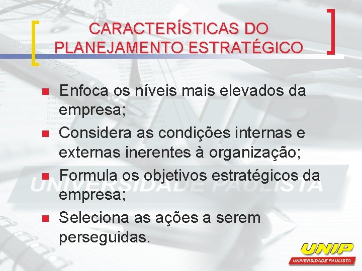 CARACTERÍSTICAS DO PLANEJAMENTO ESTRATÉGICO n n Enfoca os níveis mais elevados da empresa; Considera