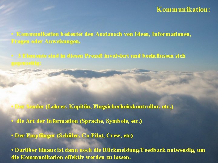  Kommunikation: • Kommunikation bedeutet den Austausch von Ideen, Informationen, Fragen oder Anweisungen. •