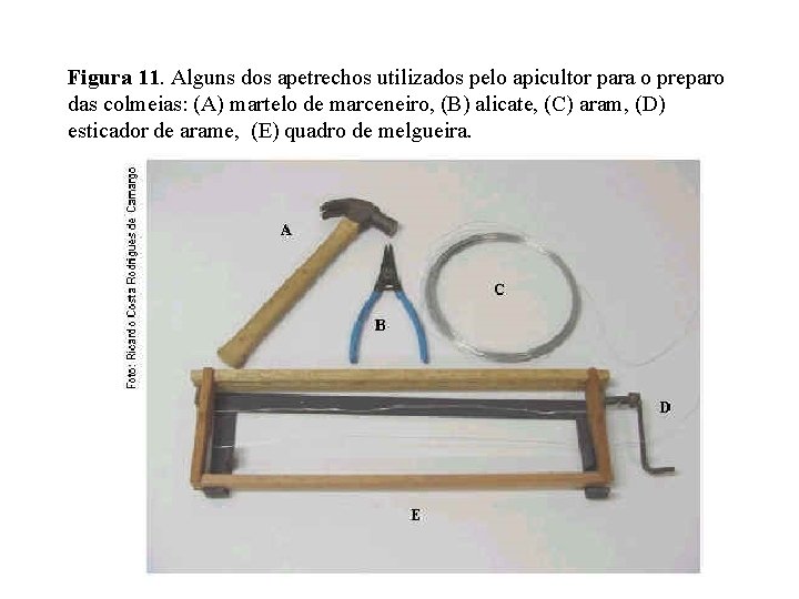 Figura 11. Alguns dos apetrechos utilizados pelo apicultor para o preparo das colmeias: (A)