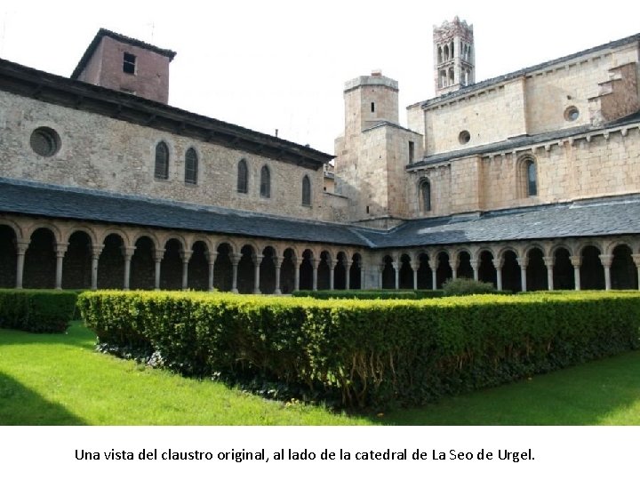 Una vista del claustro original, al lado de la catedral de La Seo de