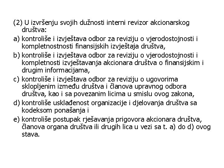 (2) U izvršenju svojih dužnosti interni revizor akcionarskog društva: a) kontroliše i izvještava odbor