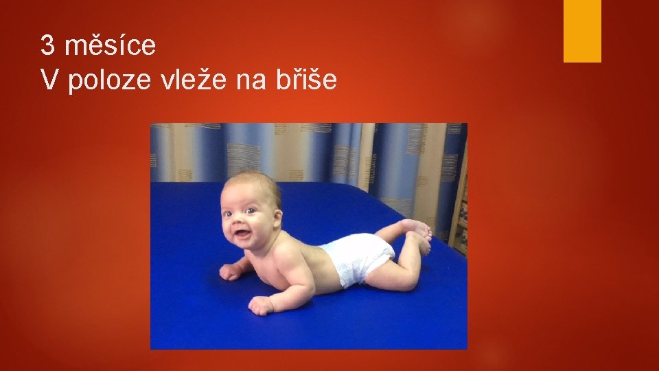 3 měsíce V poloze vleže na břiše 