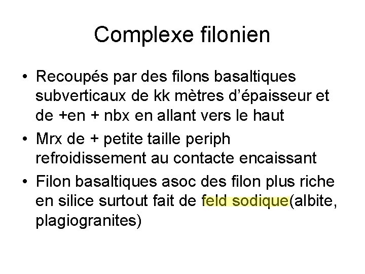 Complexe filonien • Recoupés par des filons basaltiques subverticaux de kk mètres d’épaisseur et