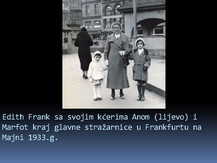 Edith Frank sa svojim kćerima Anom (lijevo) i Marfot kraj glavne stražarnice u Frankfurtu