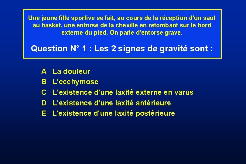 Une jeune fille sportive se fait, au cours de la réception d'un saut au Une jeune fille sportive se fait, au cours de la réception d'un saut au