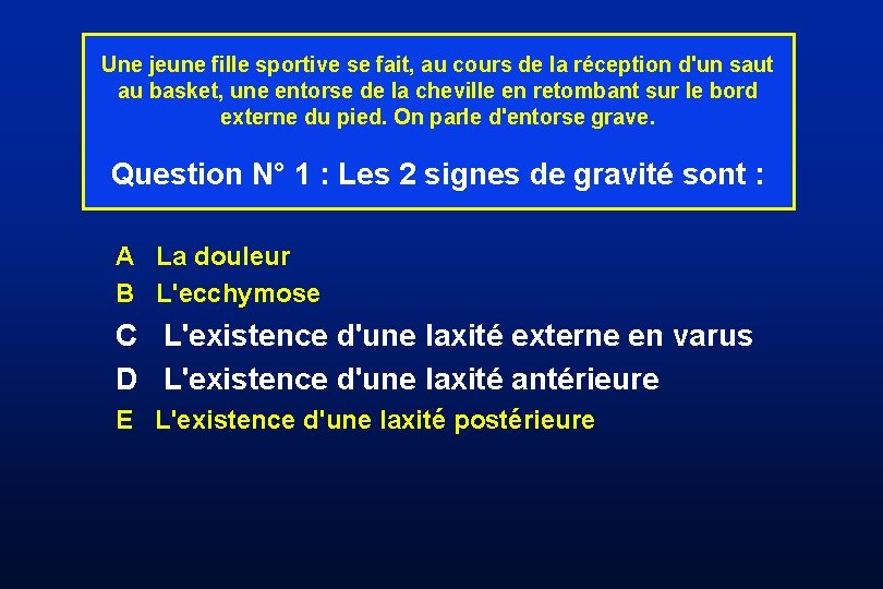 Une jeune fille sportive se fait, au cours de la réception d'un saut au Une jeune fille sportive se fait, au cours de la réception d'un saut au
