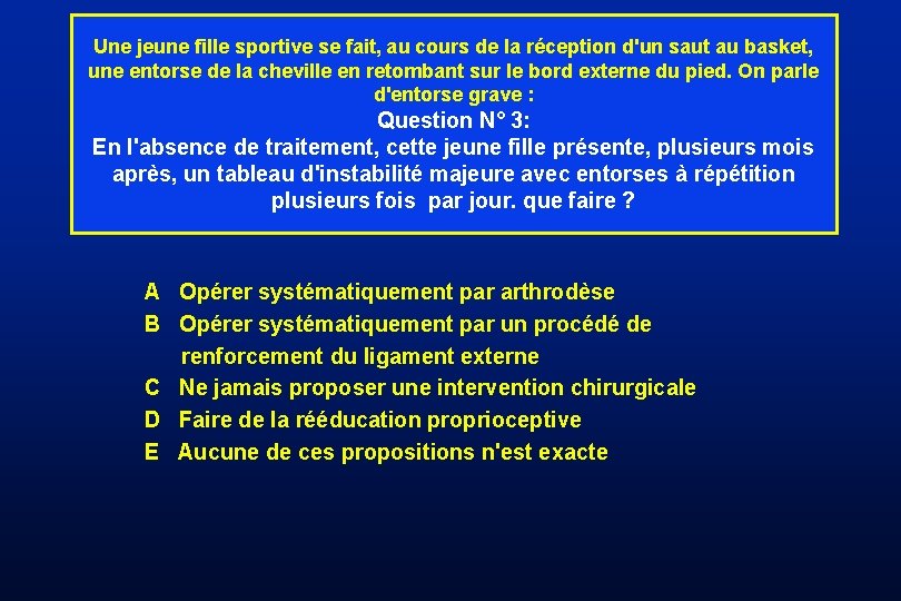 Une jeune fille sportive se fait, au cours de la réception d'un saut au Une jeune fille sportive se fait, au cours de la réception d'un saut au