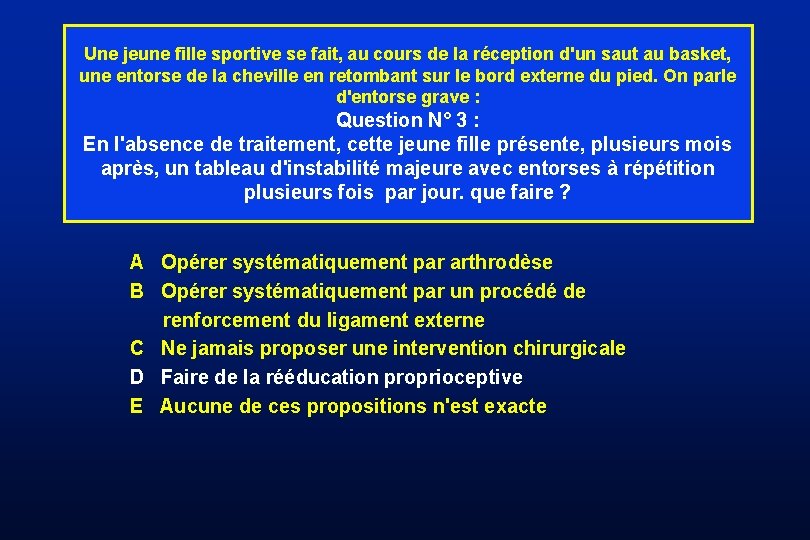 Une jeune fille sportive se fait, au cours de la réception d'un saut au Une jeune fille sportive se fait, au cours de la réception d'un saut au