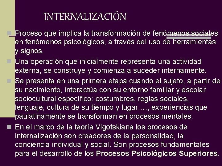 INTERNALIZACIÓN n Proceso que implica la transformación de fenómenos sociales en fenómenos psicológicos, a