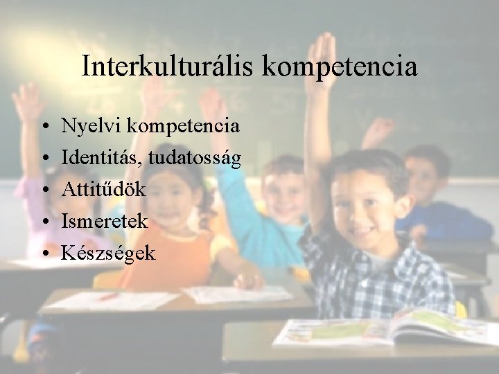 Interkulturális kompetencia • • • Nyelvi kompetencia Identitás, tudatosság Attitűdök Ismeretek Készségek 
