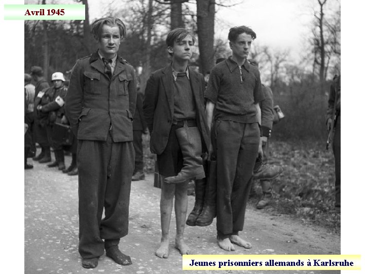 Avril 1945 Jeunes prisonniers allemands à Karlsruhe 