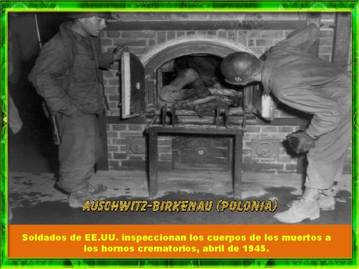 Soldados de EE. UU. inspeccionan los cuerpos de los muertos a los hornos crematorios,