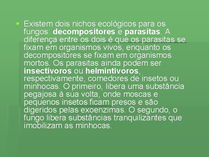 § Existem dois nichos ecológicos para os fungos: decompositores e parasitas. A diferença entre