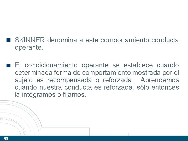 SKINNER denomina a este comportamiento conducta operante. El condicionamiento operante se establece cuando determinada