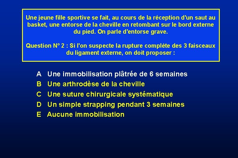 Une jeune fille sportive se fait, au cours de la réception d'un saut au Une jeune fille sportive se fait, au cours de la réception d'un saut au