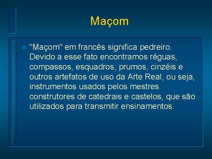 Maçom n "Maçom" em francês significa pedreiro. Devido a esse fato encontramos réguas, compassos,