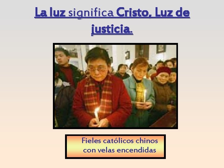 La luz significa Cristo, Luz de justicia. Fieles católicos chinos con velas encendidas 