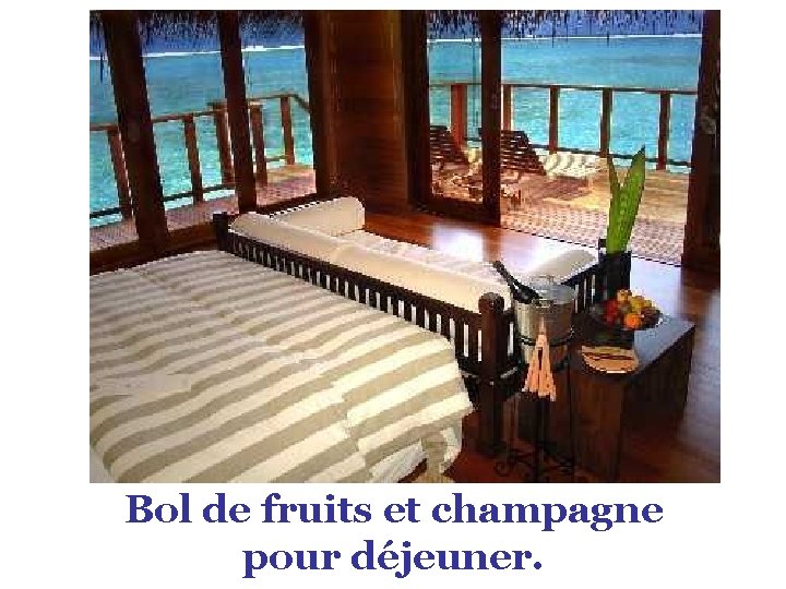 Bol de fruits et champagne pour déjeuner. 