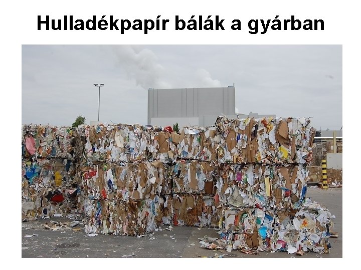 Hulladékpapír bálák a gyárban 