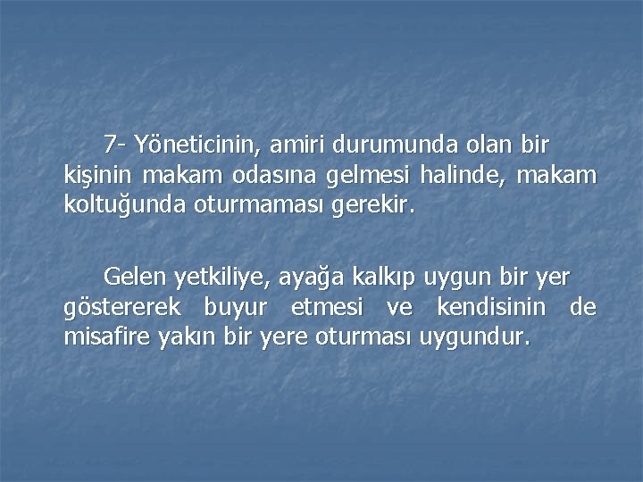 7 - Yöneticinin, amiri durumunda olan bir kişinin makam odasına gelmesi halinde, makam koltuğunda 7 - Yöneticinin, amiri durumunda olan bir kişinin makam odasına gelmesi halinde, makam koltuğunda