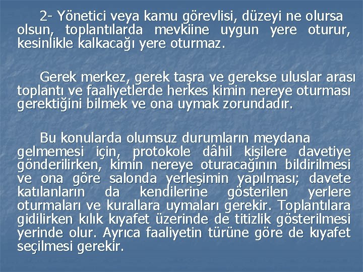 2 - Yönetici veya kamu görevlisi, düzeyi ne olursa olsun, toplantılarda mevkiine uygun yere 2 - Yönetici veya kamu görevlisi, düzeyi ne olursa olsun, toplantılarda mevkiine uygun yere