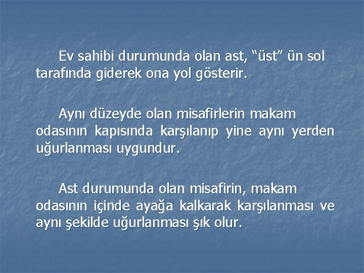 Ev sahibi durumunda olan ast, “üst” ün sol tarafında giderek ona yol gösterir. Aynı Ev sahibi durumunda olan ast, “üst” ün sol tarafında giderek ona yol gösterir. Aynı
