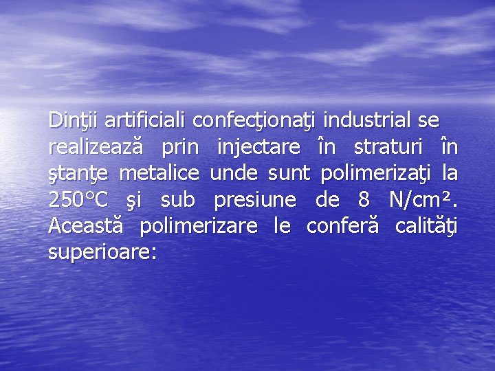 Dinţii artificiali confecţionaţi industrial se realizează prin injectare în straturi în ştanţe metalice unde