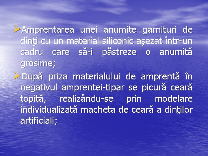 ØAmprentarea unei anumite garnituri de dinţi cu un material siliconic aşezat într-un cadru care