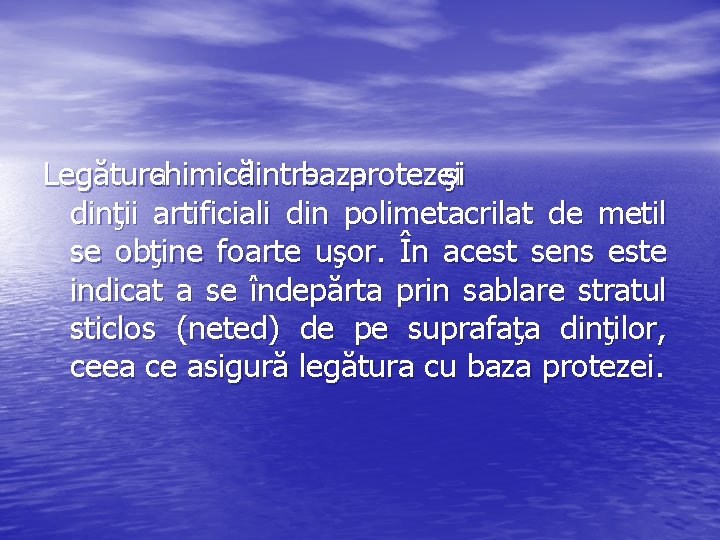 Legătura chimică dintre baza protezei şi dinţii artificiali din polimetacrilat de metil se obţine