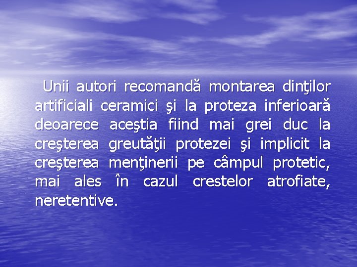 Unii autori recomandă montarea dinţilor artificiali ceramici şi la proteza inferioară deoarece aceştia fiind