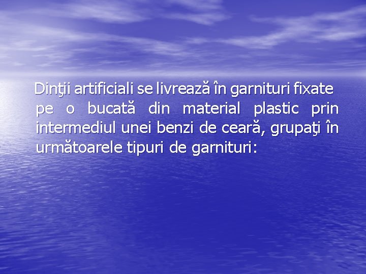 Dinţii artificiali se livrează în garnituri fixate pe o bucată din material plastic prin