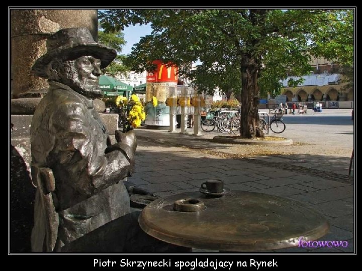 Piotr Skrzynecki spoglądający na Rynek 