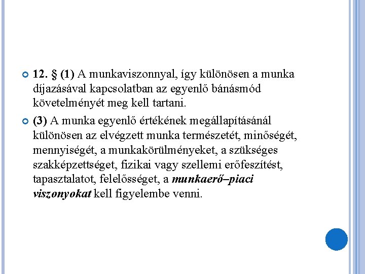 12. § (1) A munkaviszonnyal, így különösen a munka díjazásával kapcsolatban az egyenlő bánásmód