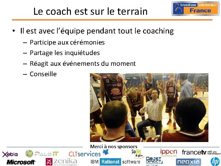Le coach est sur le terrain • Il est avec l’équipe pendant tout le